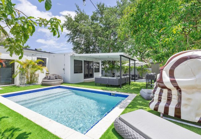 Casa en Miami - MAGNIFICENT HOUSE 5BR W POOL  12PPL PRIME LOCATION Casa en Miami - MAGNIFICENT HOUSE 5BR W POOL  12PPL PRIME LOCATION