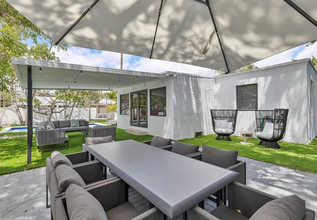 Casa en Miami - MAGNIFICENT HOUSE 5BR W POOL  12PPL PRIME LOCATION Casa en Miami - MAGNIFICENT HOUSE 5BR W POOL  12PPL PRIME LOCATION