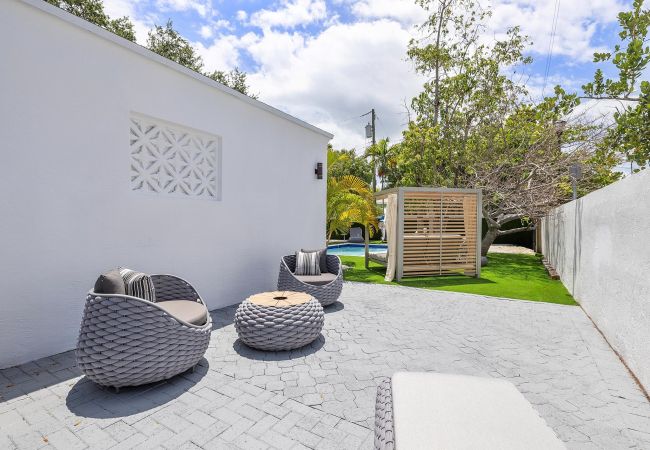 Casa en Miami - MAGNIFICENT HOUSE 5BR W POOL  12PPL PRIME LOCATION Casa en Miami - MAGNIFICENT HOUSE 5BR W POOL  12PPL PRIME LOCATION