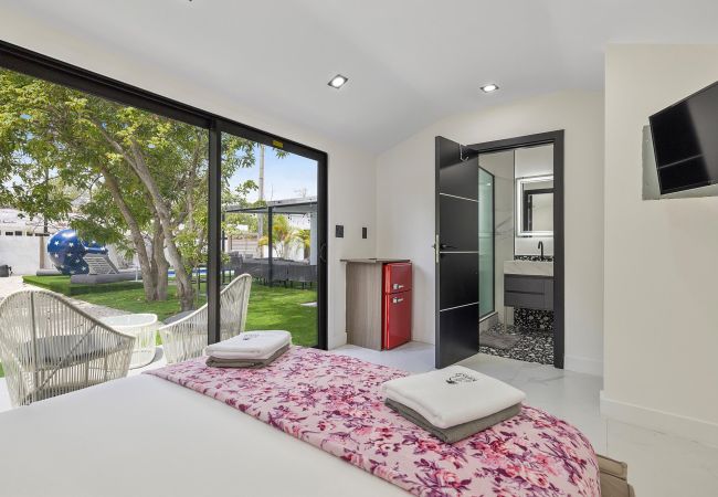 Casa en Miami - MAGNIFICENT HOUSE 5BR W POOL  12PPL PRIME LOCATION Casa en Miami - MAGNIFICENT HOUSE 5BR W POOL  12PPL PRIME LOCATION