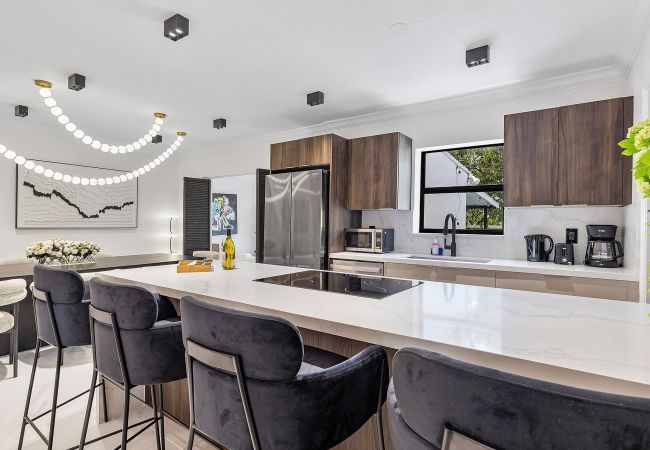 Casa en Miami - MAGNIFICENT HOUSE 5BR W POOL  12PPL PRIME LOCATION Casa en Miami - MAGNIFICENT HOUSE 5BR W POOL  12PPL PRIME LOCATION