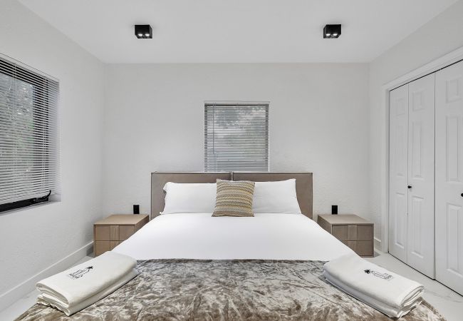 Casa en Miami - MAGNIFICENT HOUSE 5BR W POOL  12PPL PRIME LOCATION Casa en Miami - MAGNIFICENT HOUSE 5BR W POOL  12PPL PRIME LOCATION