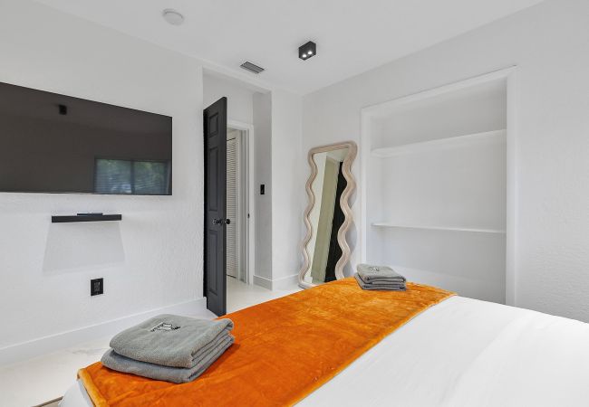 Casa en Miami - MAGNIFICENT HOUSE 5BR W POOL  12PPL PRIME LOCATION Casa en Miami - MAGNIFICENT HOUSE 5BR W POOL  12PPL PRIME LOCATION