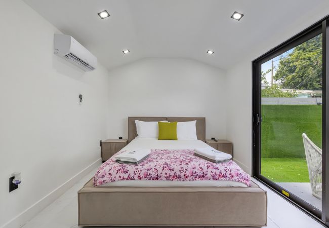 Casa en Miami - MAGNIFICENT HOUSE 5BR W POOL  12PPL PRIME LOCATION Casa en Miami - MAGNIFICENT HOUSE 5BR W POOL  12PPL PRIME LOCATION