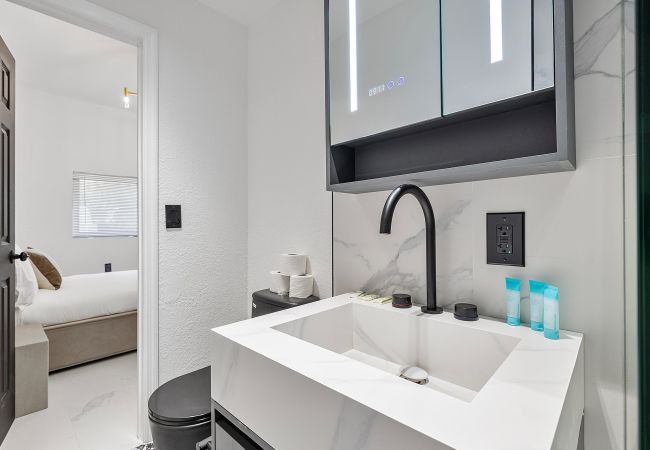 Casa en Miami - MAGNIFICENT HOUSE 5BR W POOL  12PPL PRIME LOCATION Casa en Miami - MAGNIFICENT HOUSE 5BR W POOL  12PPL PRIME LOCATION