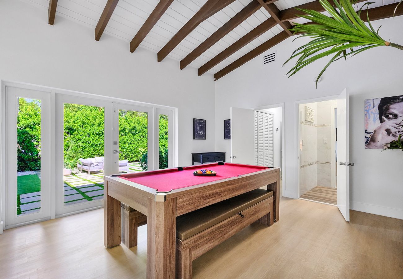 Casa en Miami - 6br Glamorous oasis Villa W Pool & Beach Volleybal