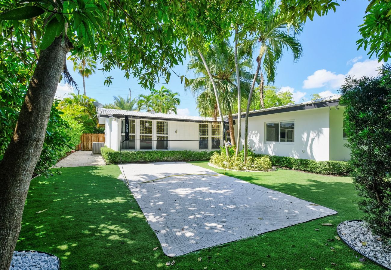 Casa en Miami - 6br Glamorous oasis Villa W Pool & Beach Volleybal