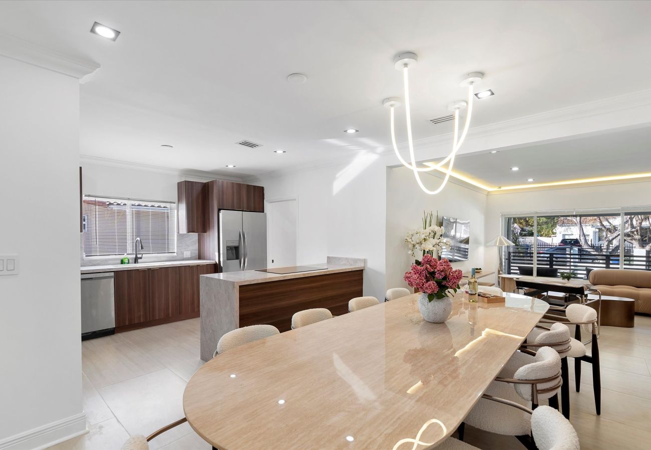 Casa en Miami - The Group Poolside Miami Heaven House