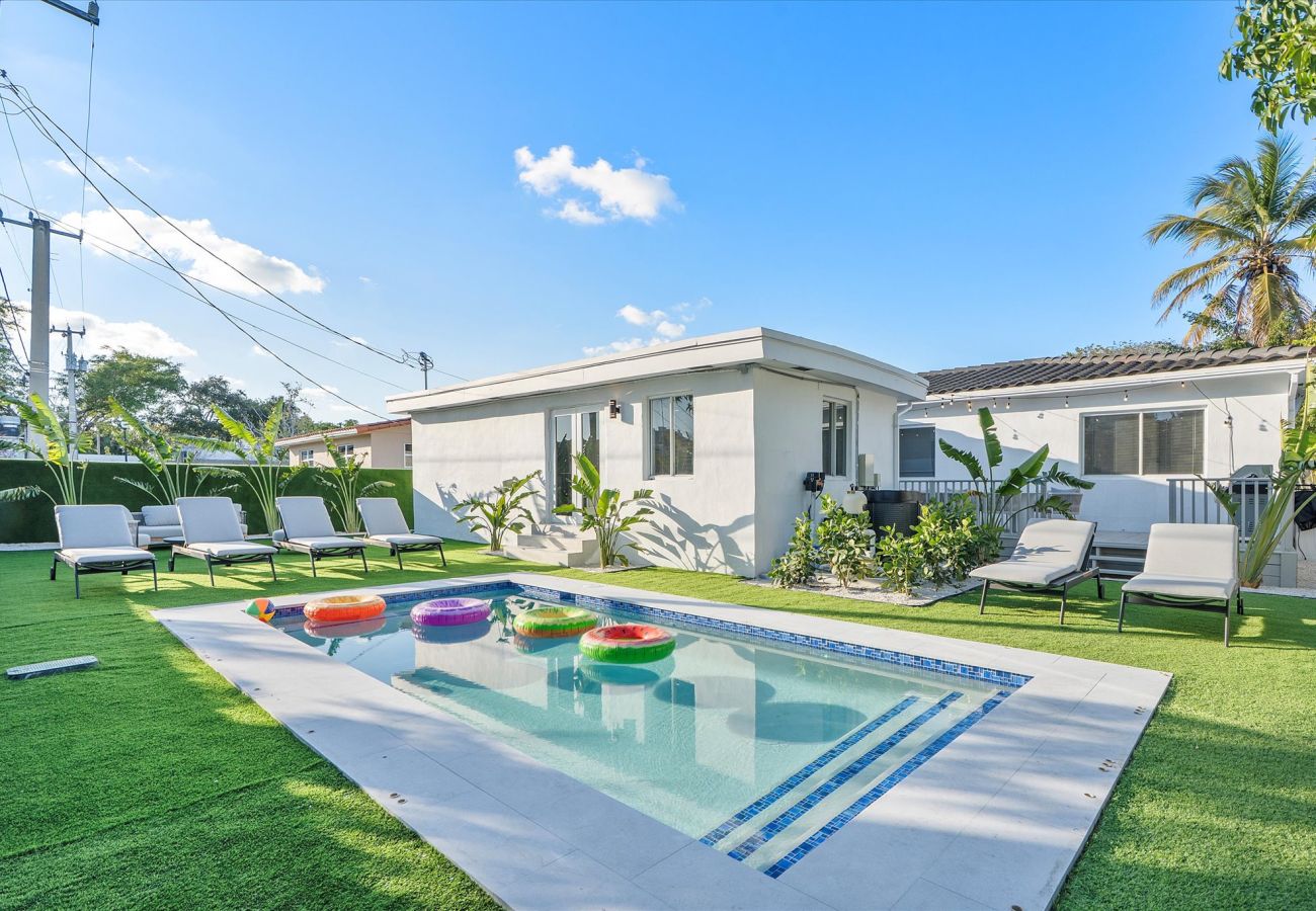 Casa en Miami - The Group Poolside Miami Heaven House