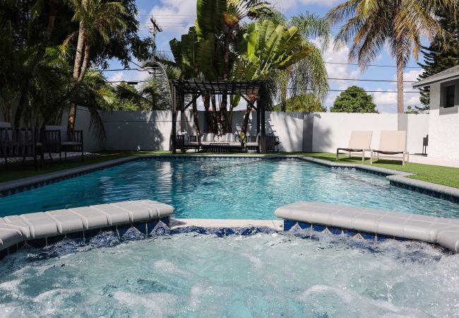 House in Miami - Gorgeous 4BR House with Pool Sunset Views