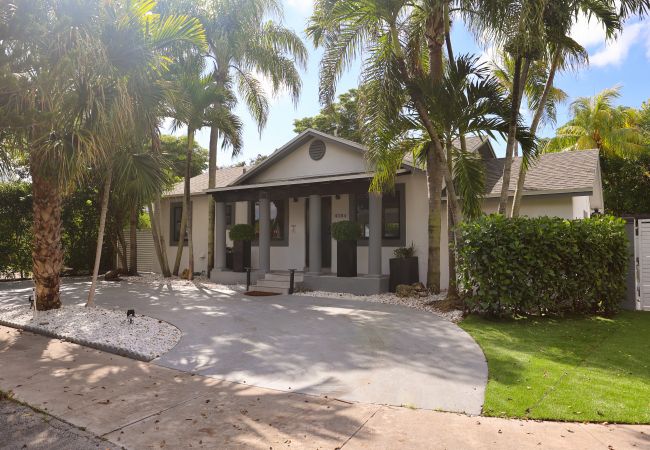 House in Miami - Gorgeous 4BR House with Pool Sunset Views