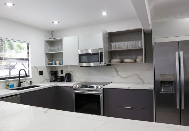 House in Miami - Gorgeous 3BR House with Pool Sunset Views House in Miami - Gorgeous 3BR House with Pool Sunset Views