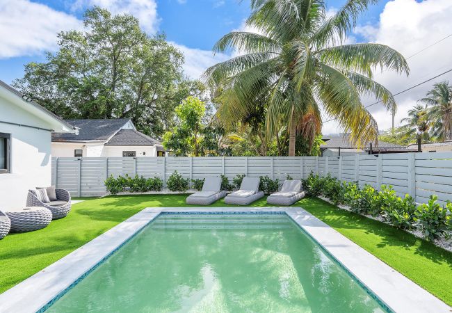 House in Miami - Chic & Modern Home w Pool, 3BR 7 guests