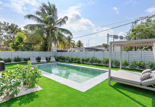 House in Miami - Chic & Modern Home w Pool, 3BR 7 guests