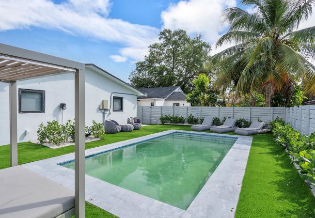 House in Miami - Chic & Modern Home w Pool, 3BR 7 guests