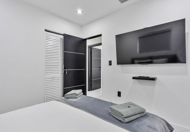 House in Miami - Chic & Modern Home w Pool, 3BR 7 guests House in Miami - Chic & Modern Home w Pool, 3BR 7 guests