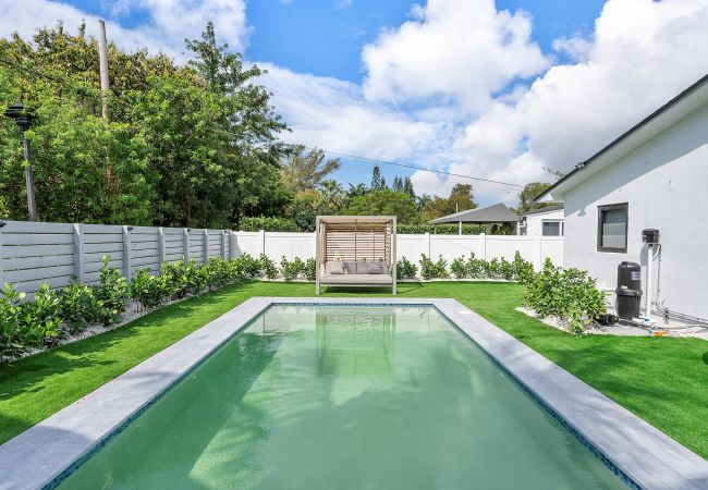 House in Miami - Chic & Modern Home w Pool, 3BR 7 guests