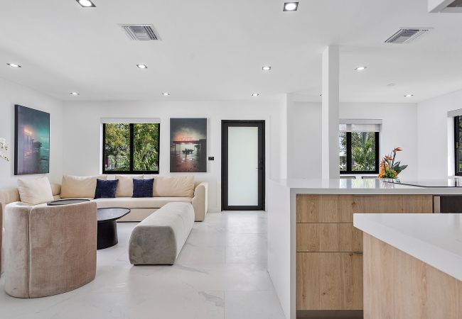 House in Miami - Chic & Modern Home w Pool, 3BR 7 guests House in Miami - Chic & Modern Home w Pool, 3BR 7 guests