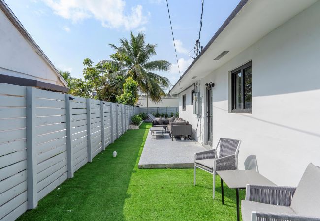 House in Miami - Chic & Modern Home w Pool, 3BR 7 guests