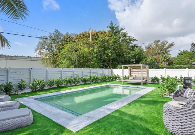 House in Miami - Chic & Modern Home w Pool, 3BR 7 guests