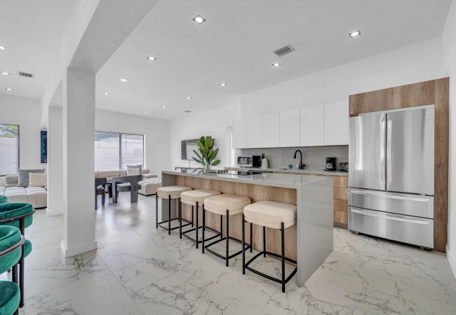 House in Miami - Vibrant Home in Perfect Location 16 Guests House in Miami - Vibrant Home in Perfect Location 16 Guests