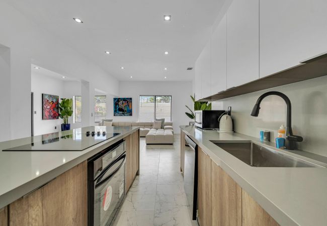 House in Miami - Vibrant Home in Perfect Location 16 Guests House in Miami - Vibrant Home in Perfect Location 16 Guests