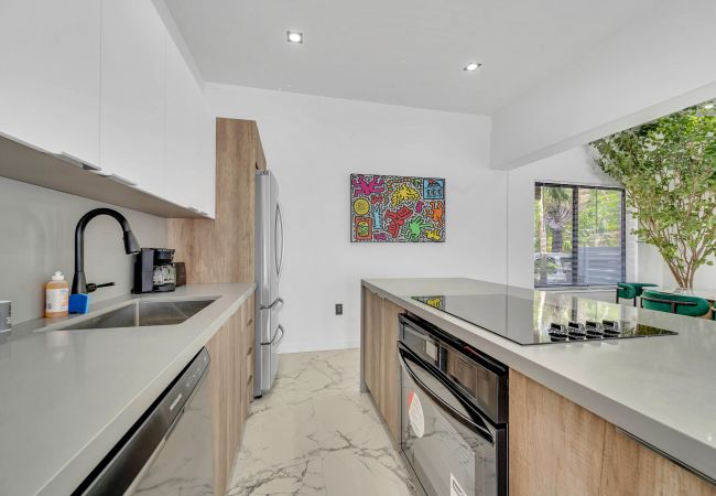 House in Miami - Vibrant Home in Perfect Location 16 Guests House in Miami - Vibrant Home in Perfect Location 16 Guests