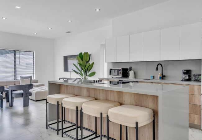 House in Miami - Vibrant Home in Perfect Location 16 Guests House in Miami - Vibrant Home in Perfect Location 16 Guests