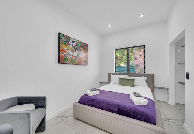 House in Miami - Vibrant Home in Perfect Location 16 Guests House in Miami - Vibrant Home in Perfect Location 16 Guests