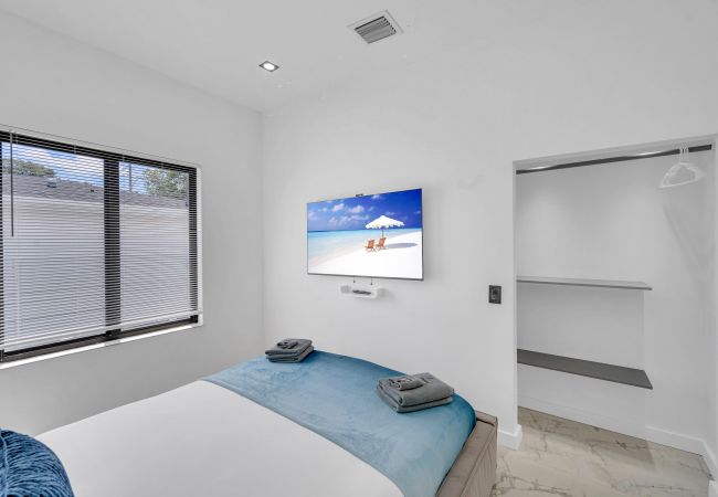 House in Miami - Vibrant Home in Perfect Location 16 Guests House in Miami - Vibrant Home in Perfect Location 16 Guests