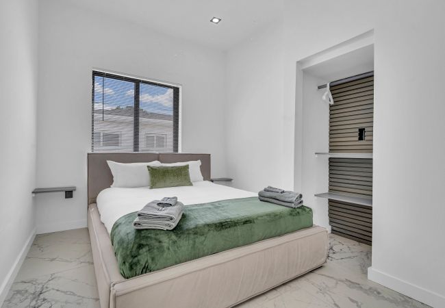 House in Miami - Vibrant Home in Perfect Location 16 Guests House in Miami - Vibrant Home in Perfect Location 16 Guests