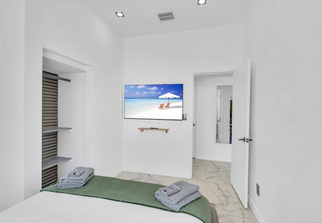 House in Miami - Vibrant Home in Perfect Location 16 Guests House in Miami - Vibrant Home in Perfect Location 16 Guests