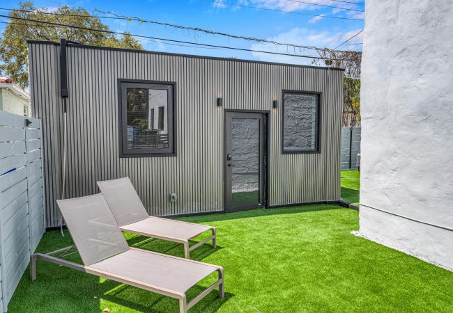 House in Miami - Vibrant Home in Perfect Location 16 Guests House in Miami - Vibrant Home in Perfect Location 16 Guests