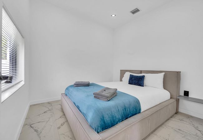 House in Miami - Vibrant Home in Perfect Location 16 Guests House in Miami - Vibrant Home in Perfect Location 16 Guests