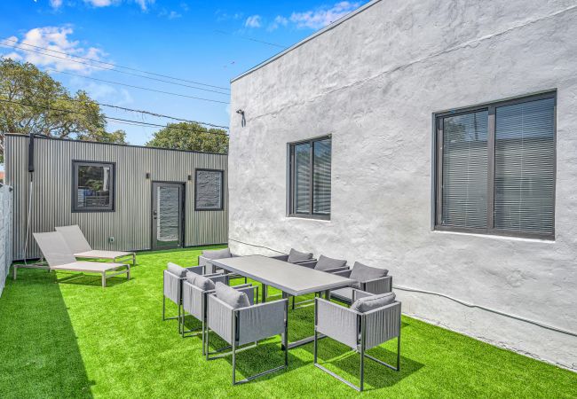 House in Miami - Vibrant Home in Perfect Location 16 Guests House in Miami - Vibrant Home in Perfect Location 16 Guests