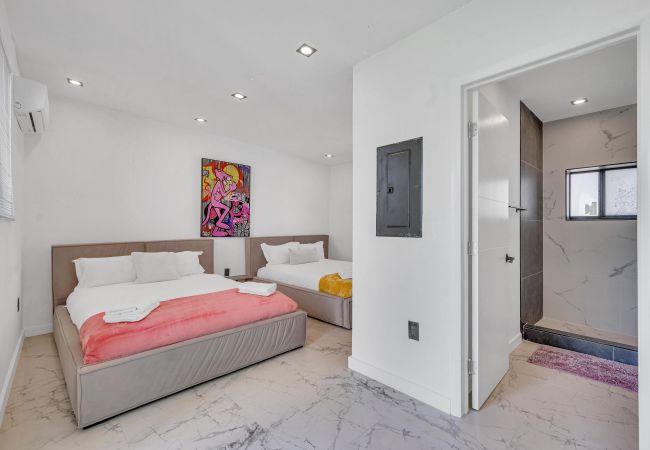 House in Miami - Vibrant Home in Perfect Location 16 Guests House in Miami - Vibrant Home in Perfect Location 16 Guests