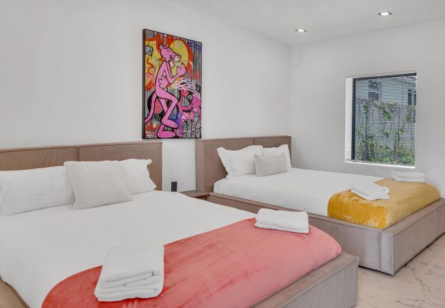 House in Miami - Vibrant Home in Perfect Location 16 Guests House in Miami - Vibrant Home in Perfect Location 16 Guests