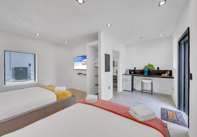 House in Miami - Vibrant Home in Perfect Location 16 Guests House in Miami - Vibrant Home in Perfect Location 16 Guests