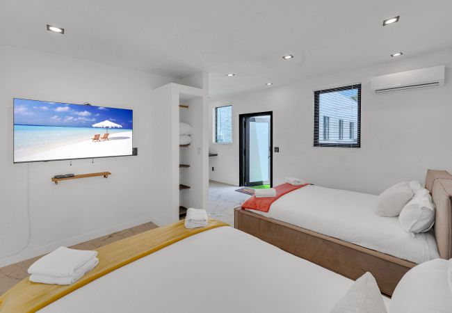 House in Miami - Vibrant Home in Perfect Location 16 Guests House in Miami - Vibrant Home in Perfect Location 16 Guests