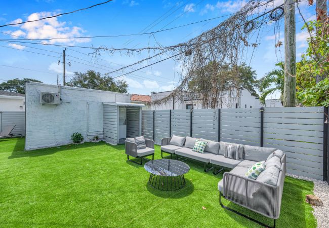 House in Miami - Vibrant Home in Perfect Location 16 Guests House in Miami - Vibrant Home in Perfect Location 16 Guests