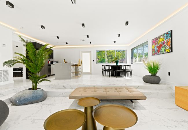 House in Miami - Joyful Miami Home for 10 Guests