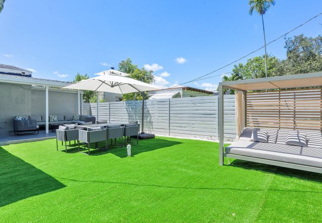House in Miami - Beautiful Miami Home w Pool Central Location 10ppl House in Miami - Beautiful Miami Home w Pool Central Location 10ppl