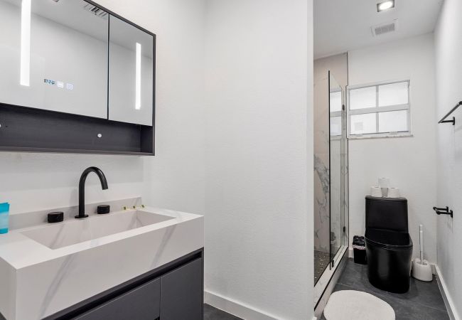 House in Miami - Delightful 3BR Home in Design District 7 Guests