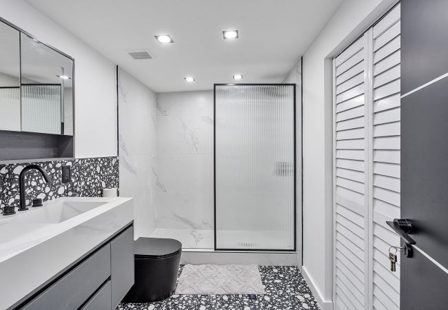 House in Miami - GREAT 4BR HOUSE W POOL-CENTRAL LOCATION-10PPL House in Miami - GREAT 4BR HOUSE W POOL-CENTRAL LOCATION-10PPL