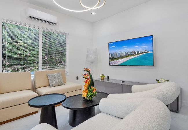 House in Miami - GREAT 4BR HOUSE W POOL-CENTRAL LOCATION-10PPL House in Miami - GREAT 4BR HOUSE W POOL-CENTRAL LOCATION-10PPL