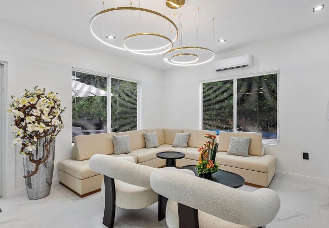 House in Miami - GREAT 4BR HOUSE W POOL-CENTRAL LOCATION-10PPL House in Miami - GREAT 4BR HOUSE W POOL-CENTRAL LOCATION-10PPL