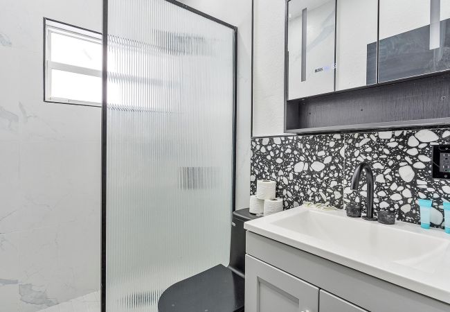 House in Miami - GREAT 4BR HOUSE W POOL-CENTRAL LOCATION-10PPL House in Miami - GREAT 4BR HOUSE W POOL-CENTRAL LOCATION-10PPL