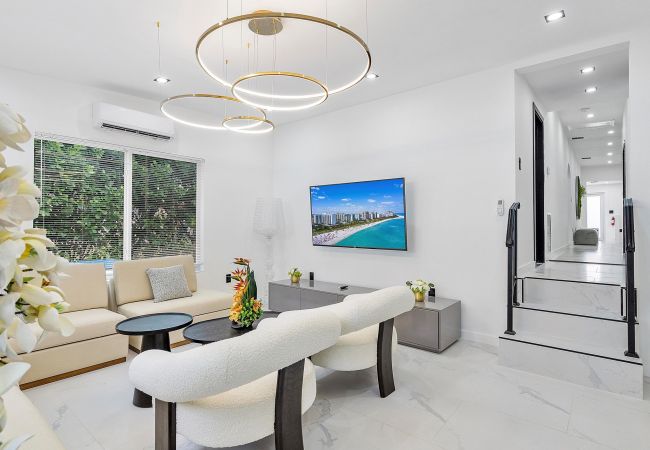 House in Miami - GREAT 4BR HOUSE W POOL-CENTRAL LOCATION-10PPL House in Miami - GREAT 4BR HOUSE W POOL-CENTRAL LOCATION-10PPL