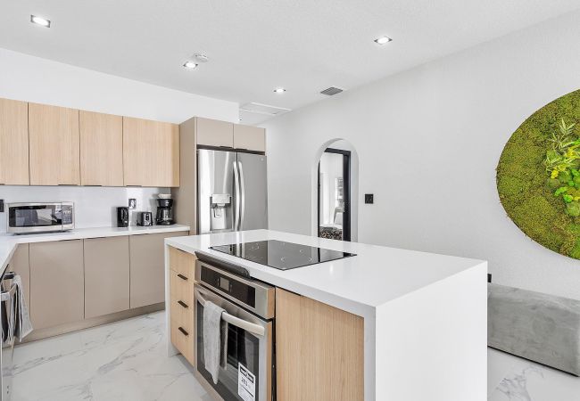 House in Miami - GREAT 4BR HOUSE W POOL-CENTRAL LOCATION-10PPL House in Miami - GREAT 4BR HOUSE W POOL-CENTRAL LOCATION-10PPL