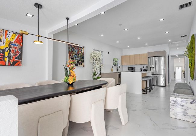 House in Miami - GREAT 4BR HOUSE W POOL-CENTRAL LOCATION-10PPL House in Miami - GREAT 4BR HOUSE W POOL-CENTRAL LOCATION-10PPL